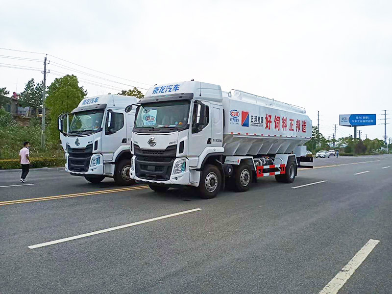 国六柳汽乘龙小三轴散装饲料运输车